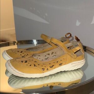 JBU Tan Sandals with Laser-Cut Floral Design